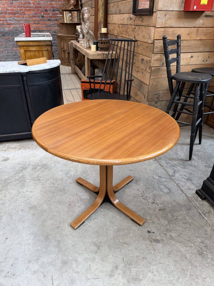 Modular round teak table with central base by Osvaldo Borsani.