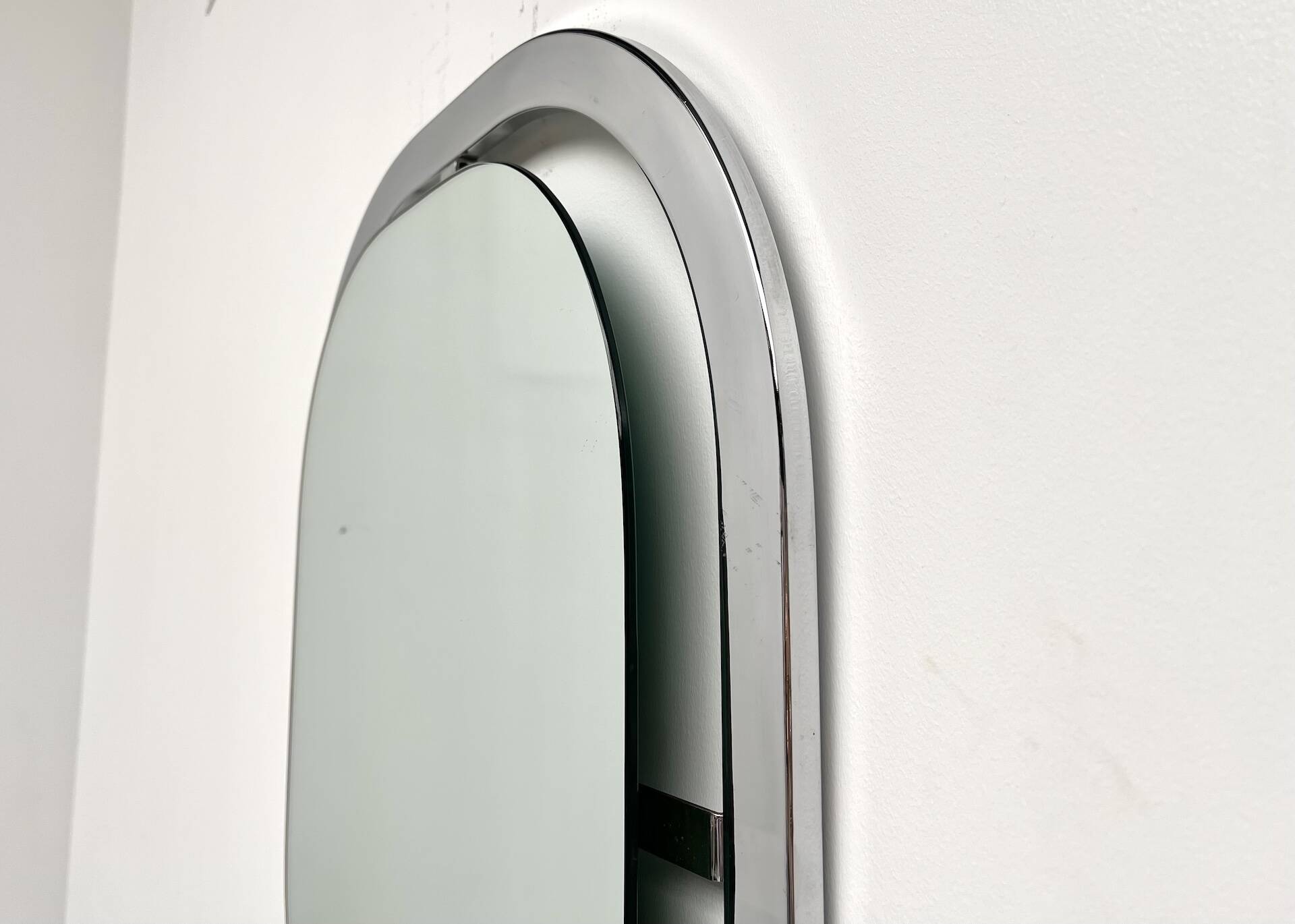 Bauhaus mirror in chrome-plated steel