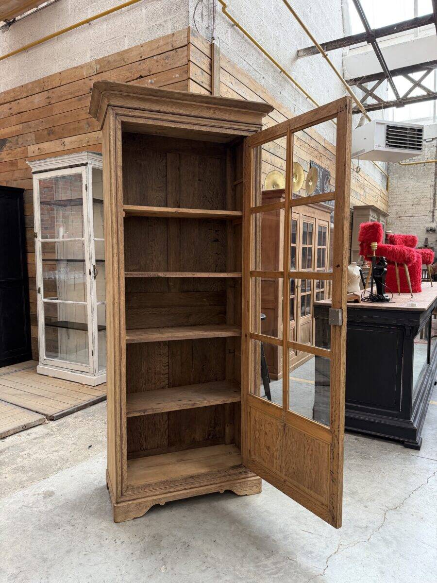 Oak display cabinet from the early 20th century.