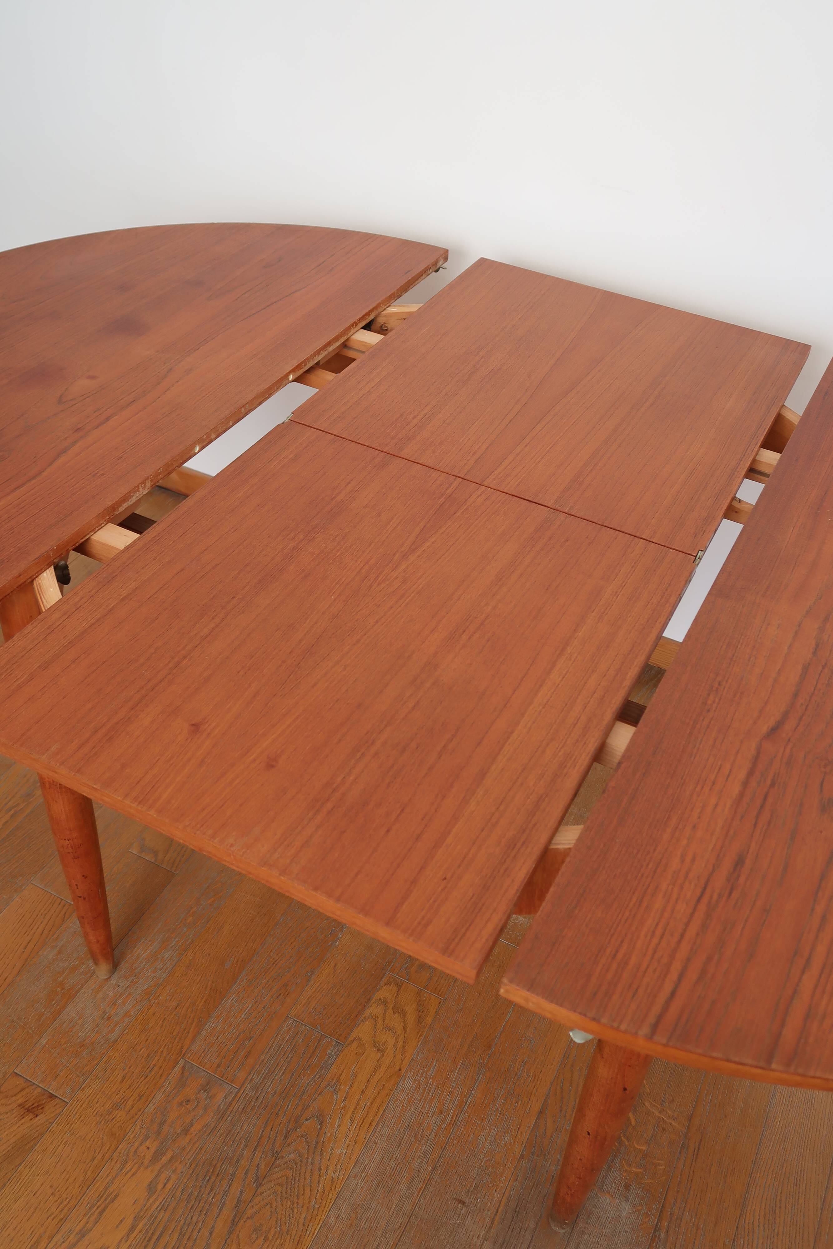 Extendable Scandinavian Round Table