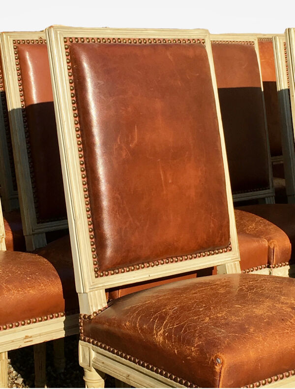 Suite de 14 chaises laquées style louis xvi