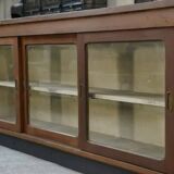 Grand comptoir/enfilade de métier avec portes coulissantes vitrées