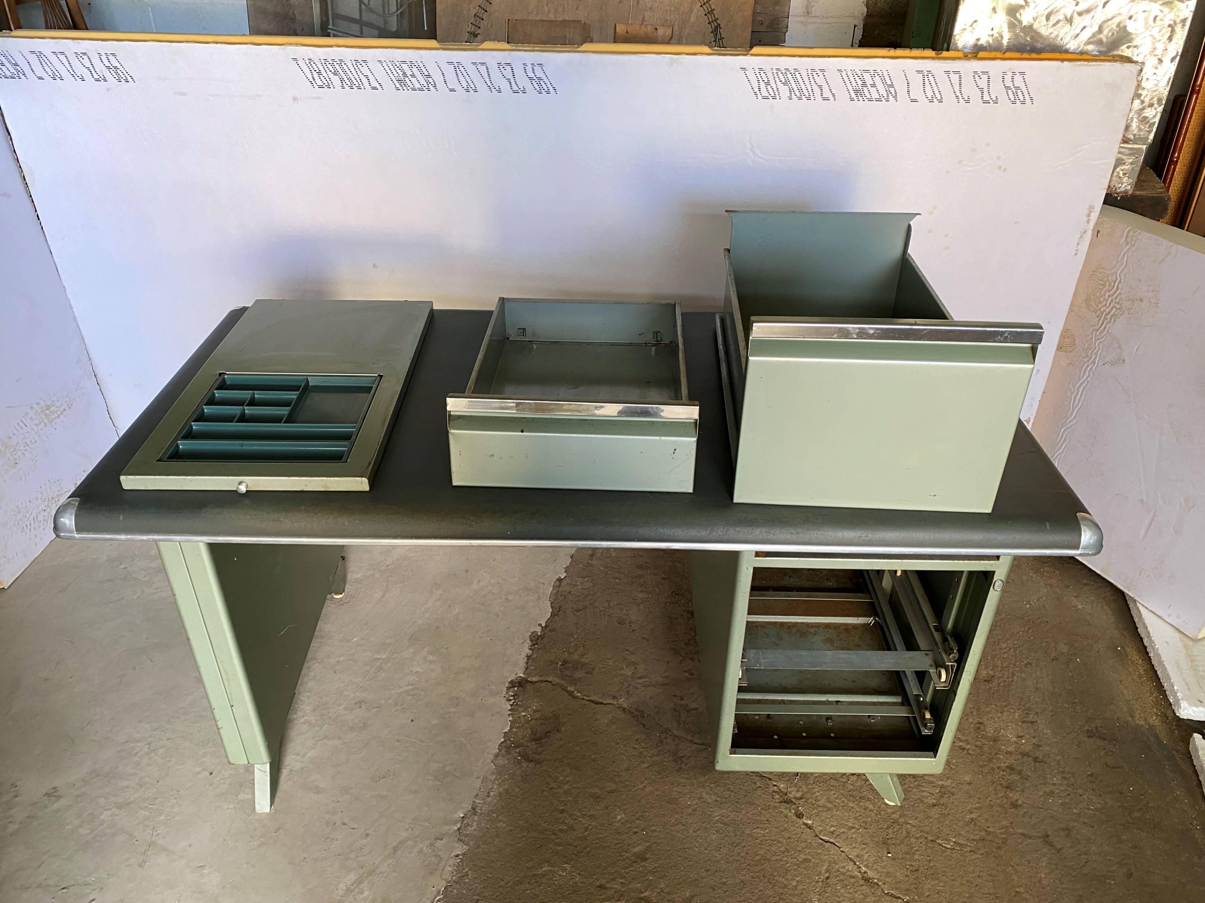 Bureau de direction métallique atal à 3 tiroirs industriel métal 1950