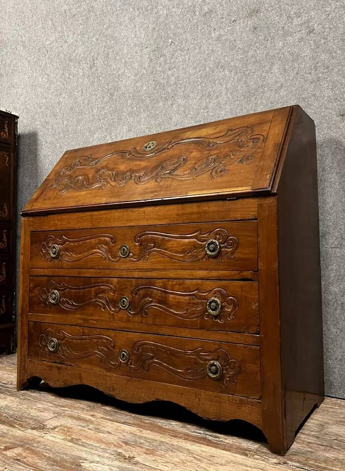 18th century chest of drawers in carved cherrywood circa 1780