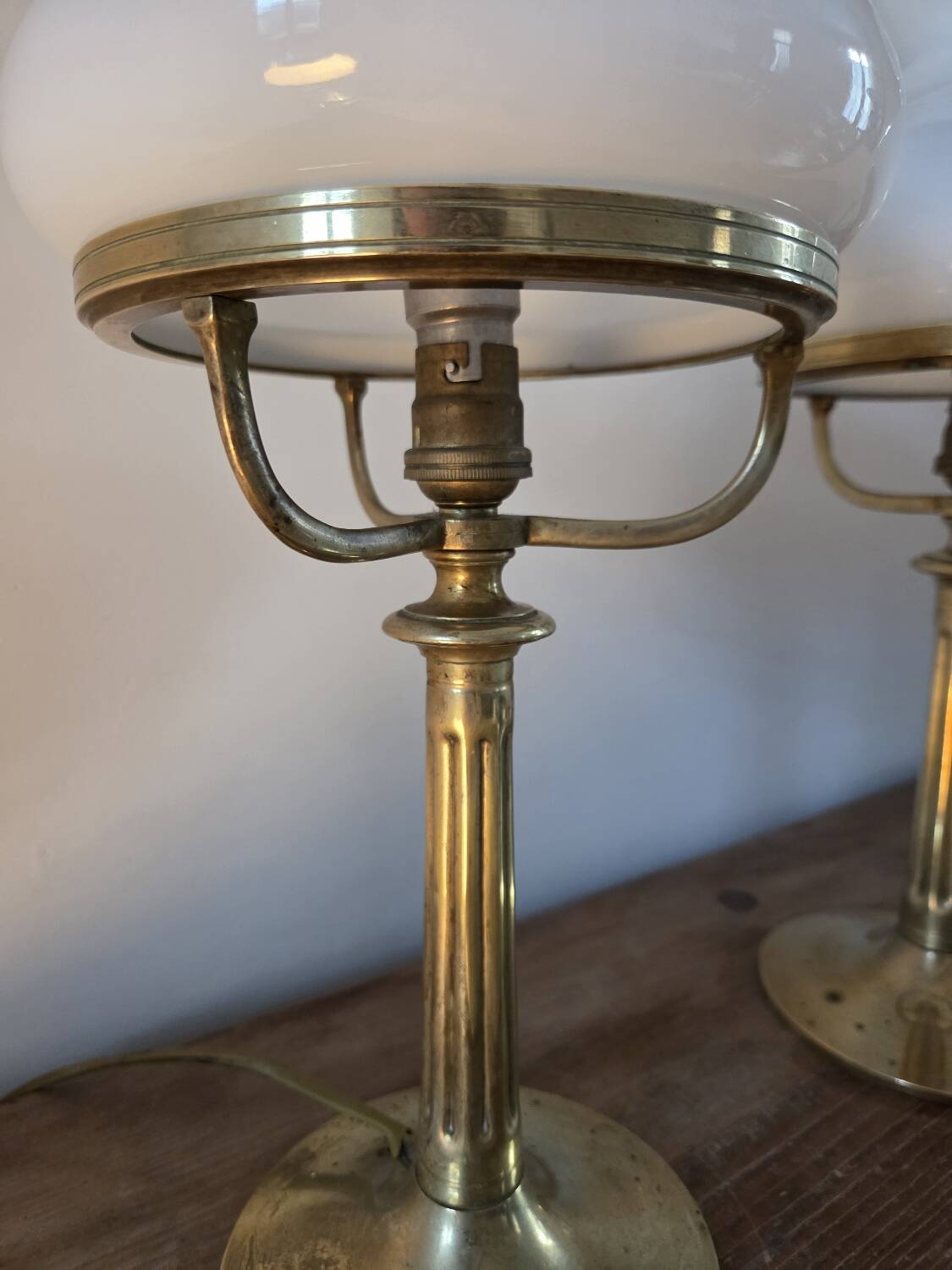 Paire de lampes anciennes en opaline et laiton