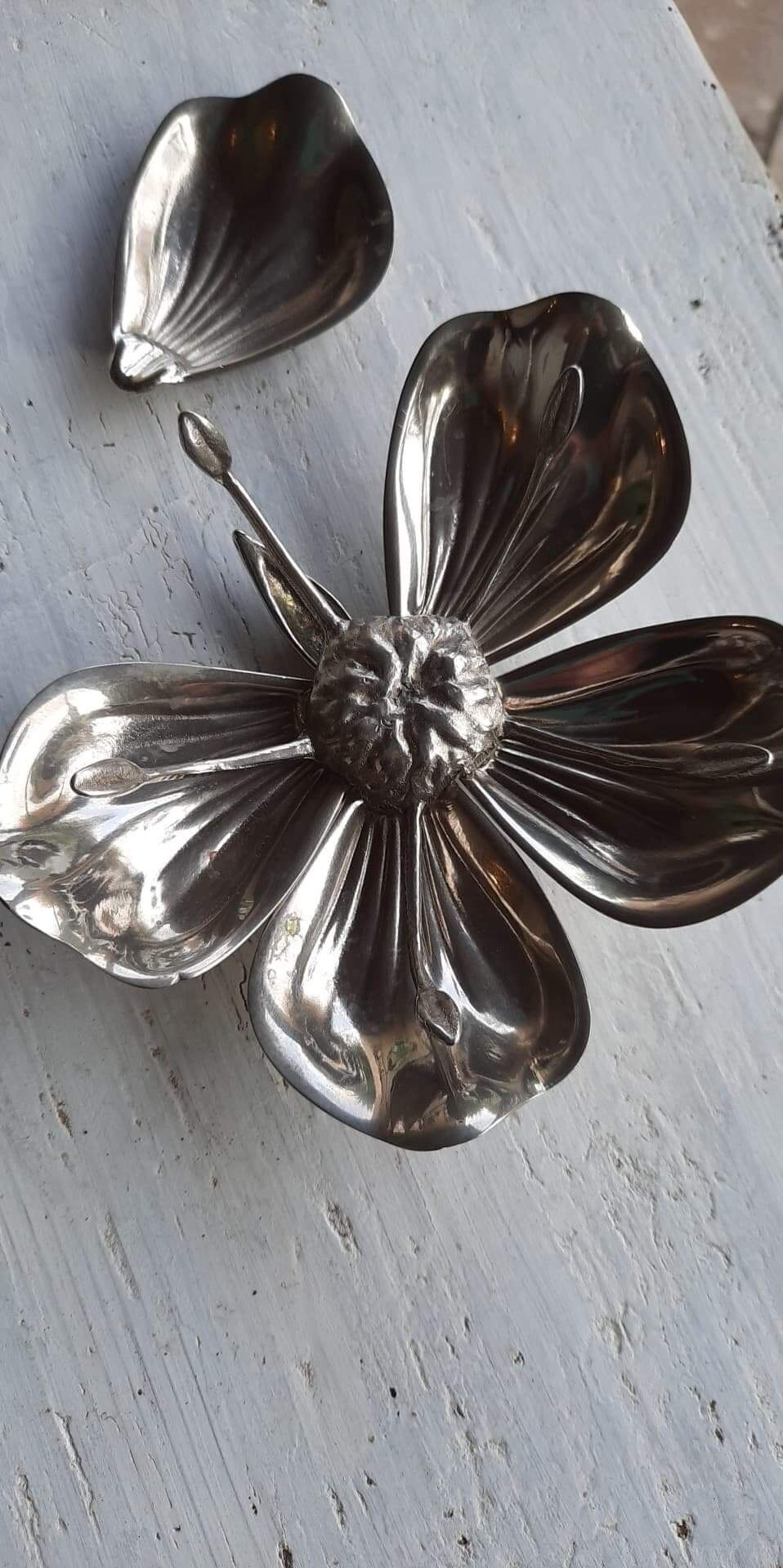 Flower ashtray with removable petals