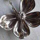 Flower ashtray with removable petals