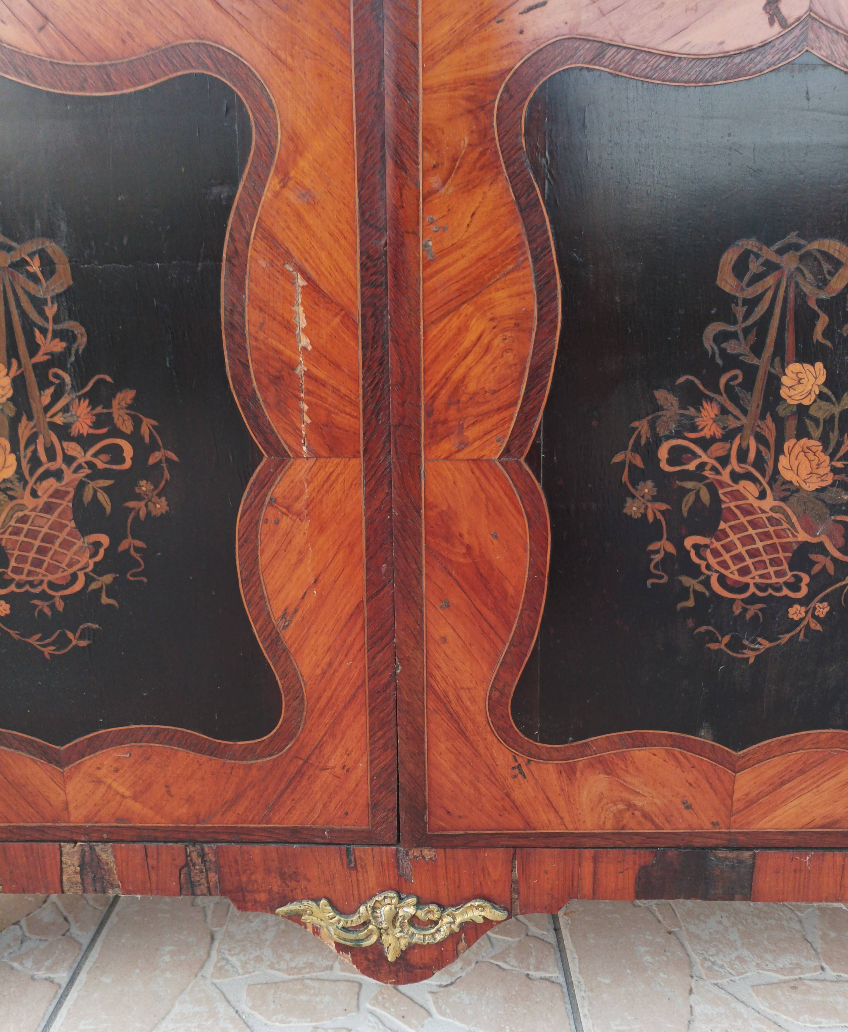 Louis XVI display cabinet in rosewood and amaranth veneer.