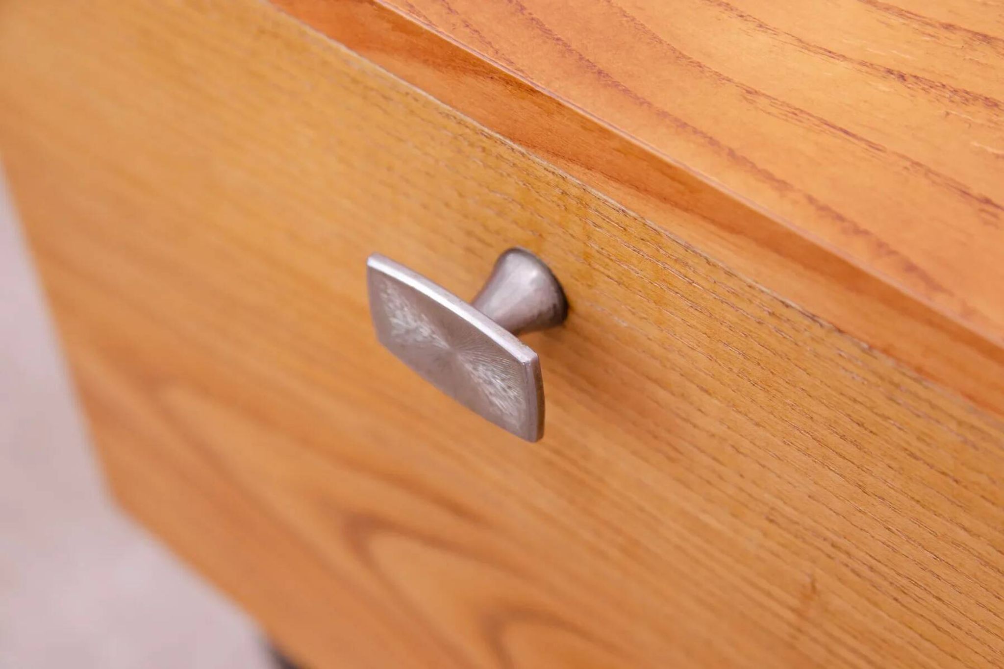 Table de chevet du milieu du siècle par UP Závody, table de nuit en noyer avec rangement.
