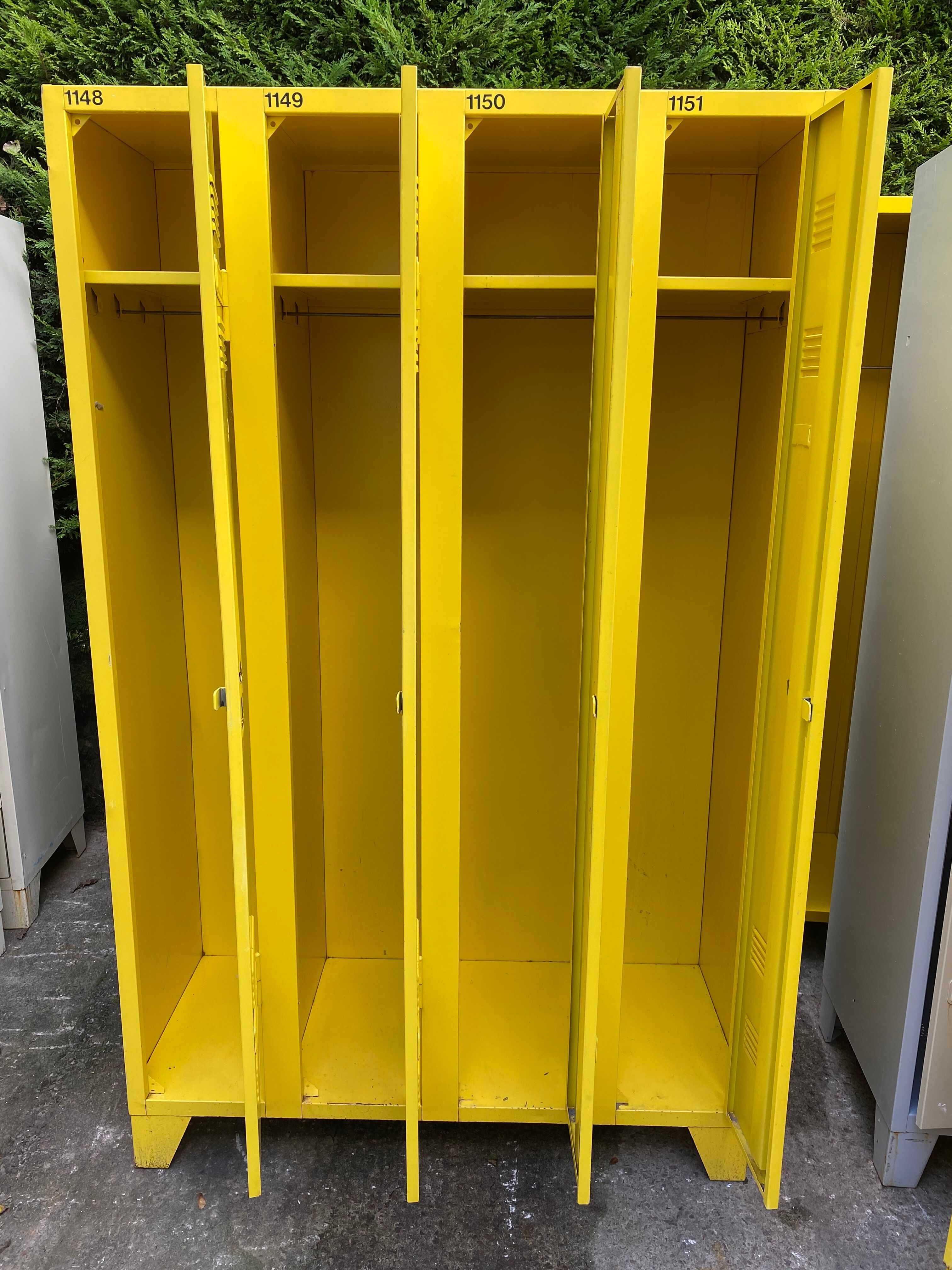 Metal dressing closet 4 lockers in one yellow block La Poste