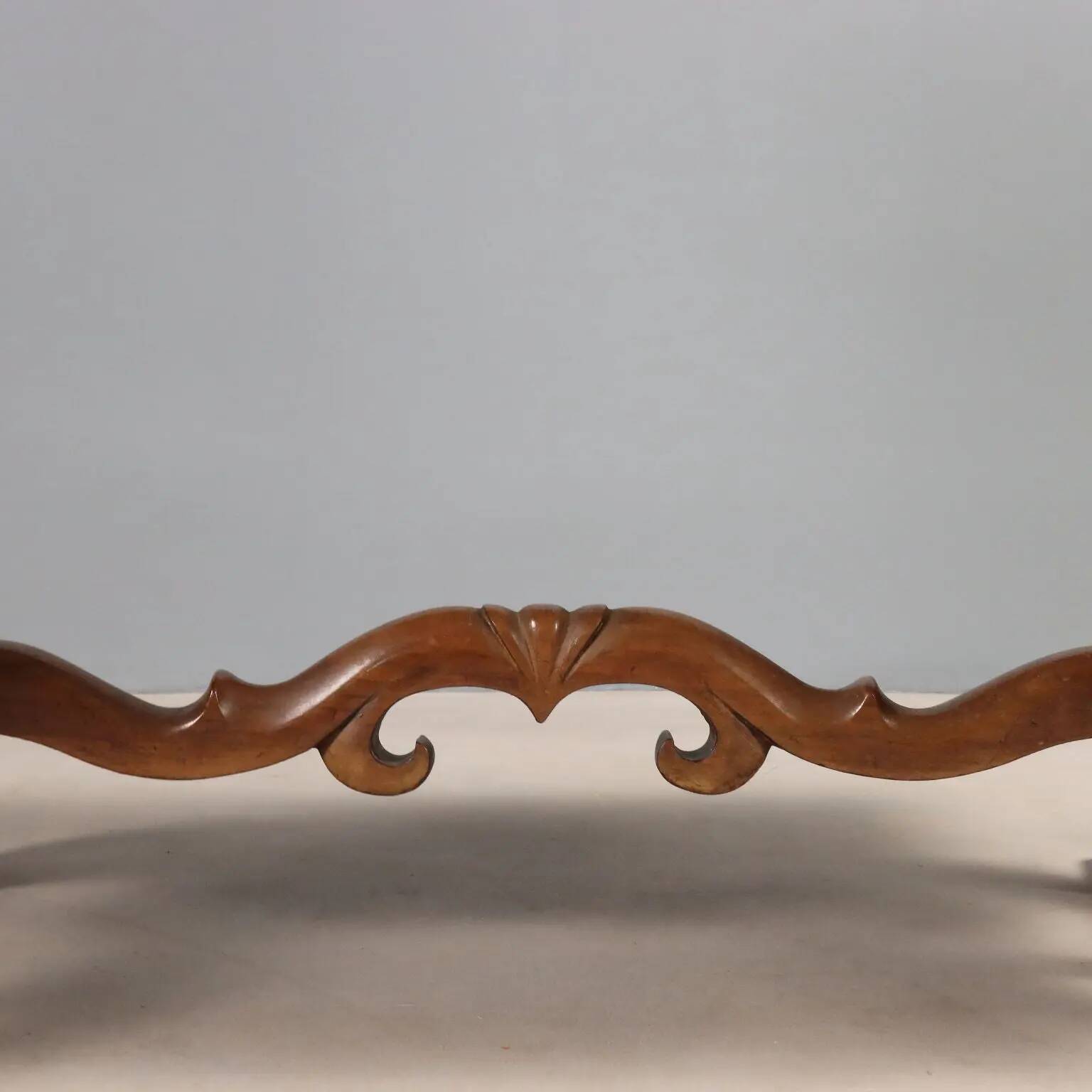 Antique Louis-Philippe writing desk in walnut, Italy, 19th century.