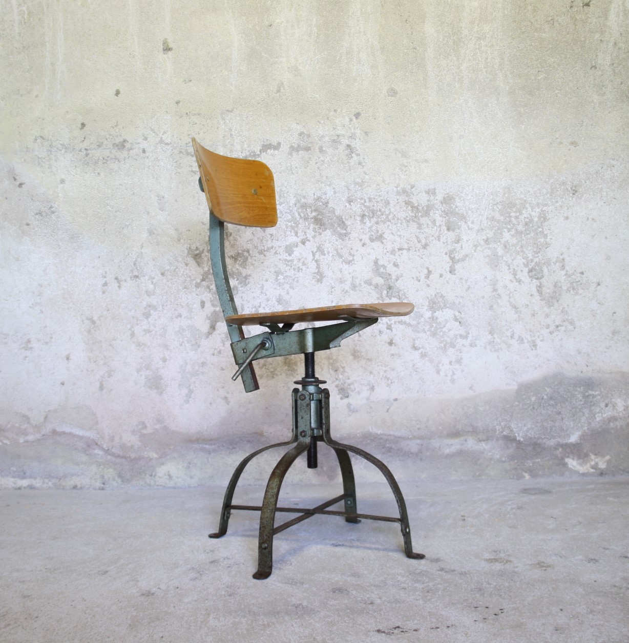 Bienaise workshop chair