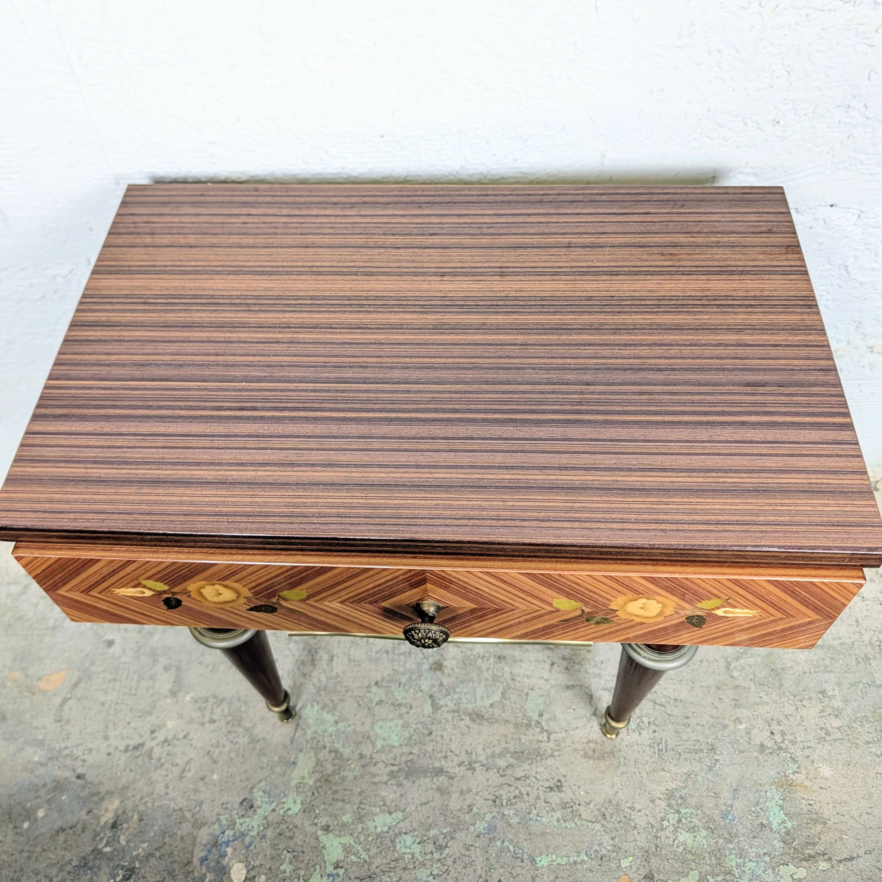 Table de chevet marqueterie fleurie et laiton