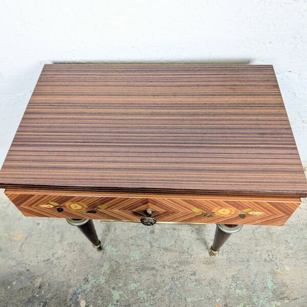 Table de chevet marqueterie fleurie et laiton