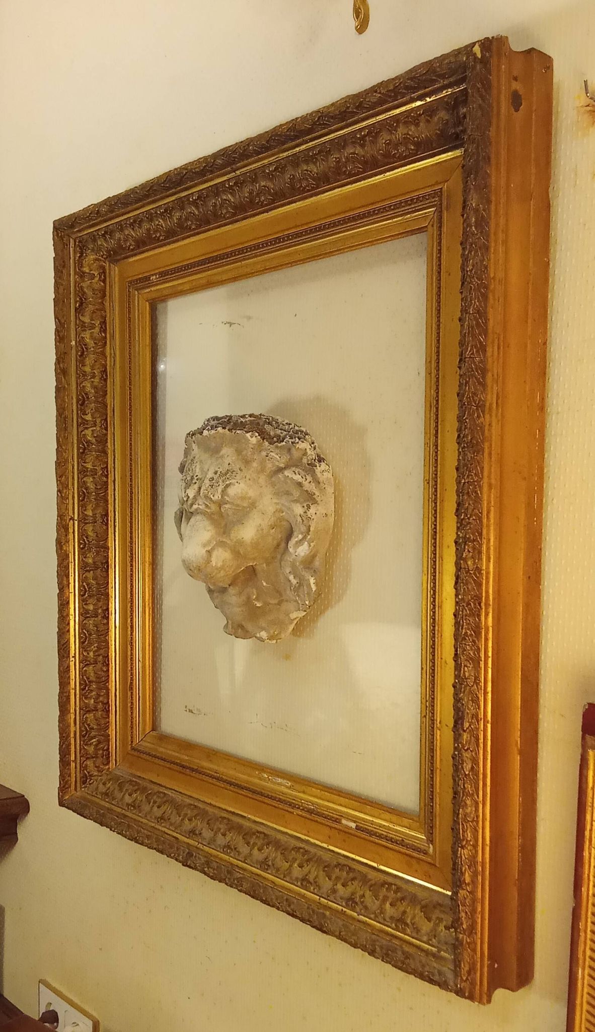 Ancien cadre doré ornement tête de lion sur plexiglas