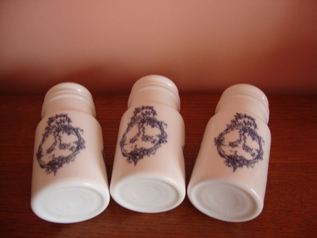 Series of 3 apothecary jars in opaline