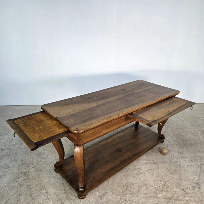 silk table in walnut from the Restoration period