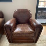 Lot de 2 fauteuils club en cuir accoudoirs ronds et cloutés