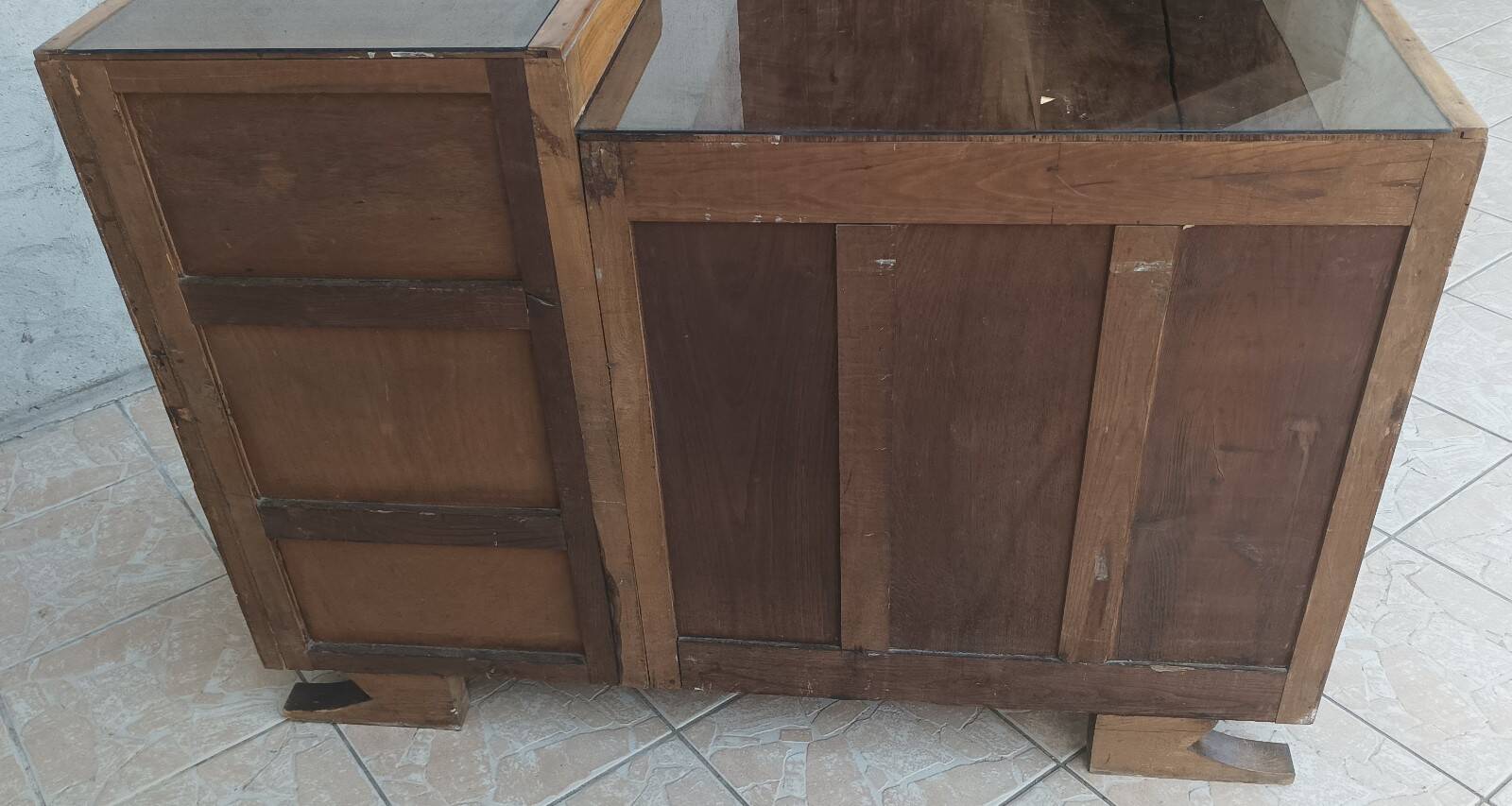 Art Deco buffet bar in walnut burl.