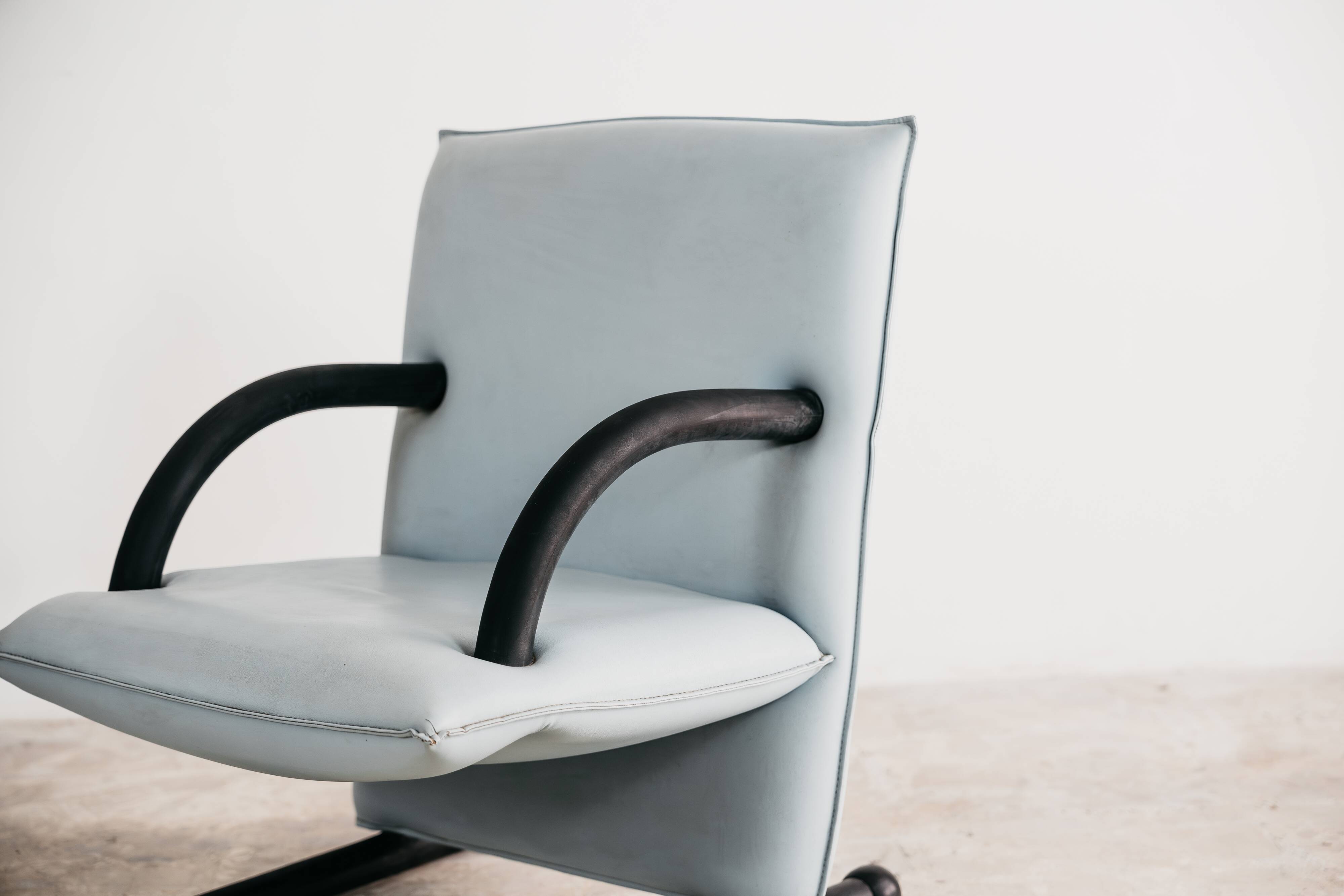 poltrona arflex modello T-line design burkhard vogtherr anni 80 vintag