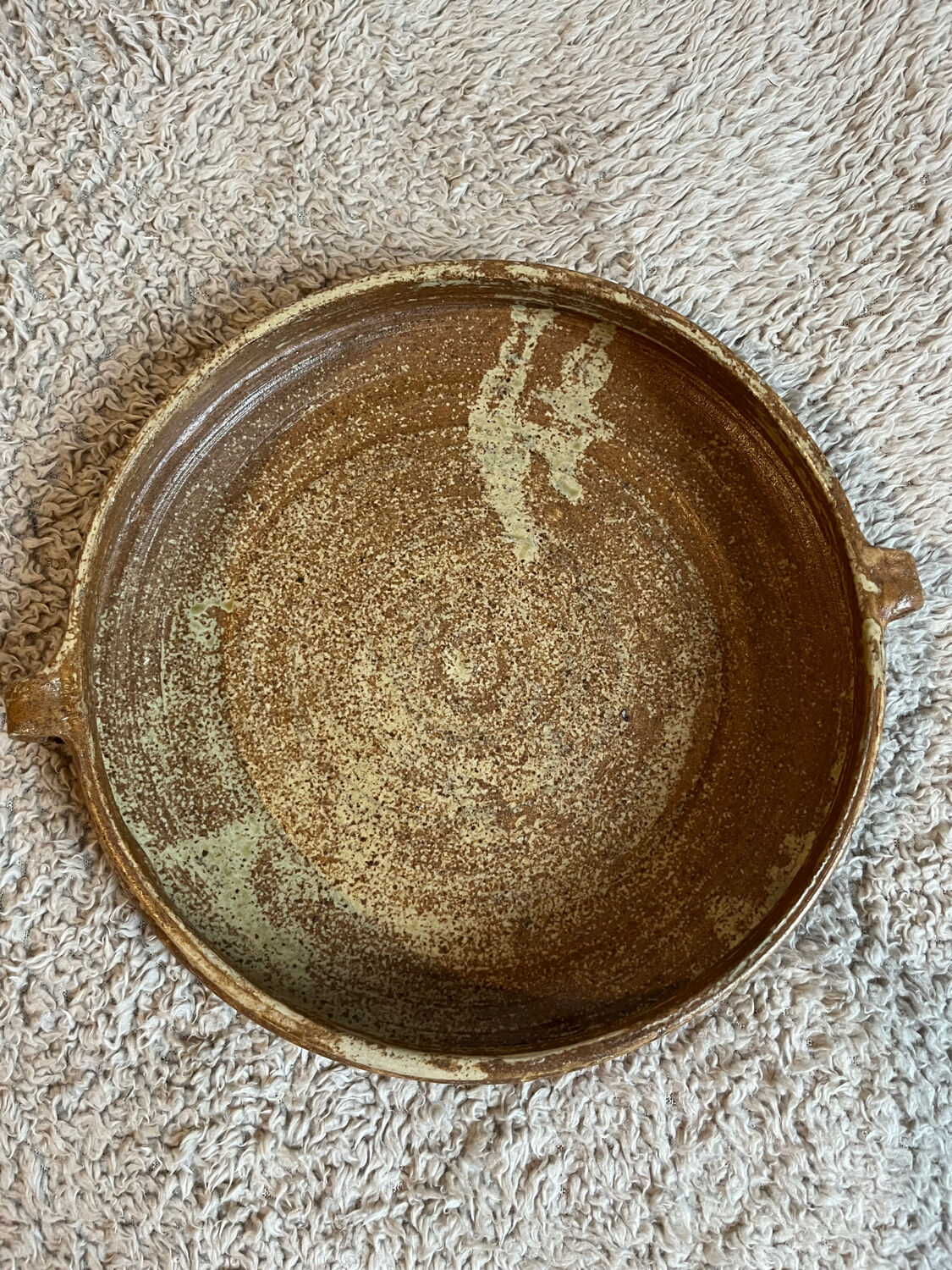 Round stoneware plate with handles