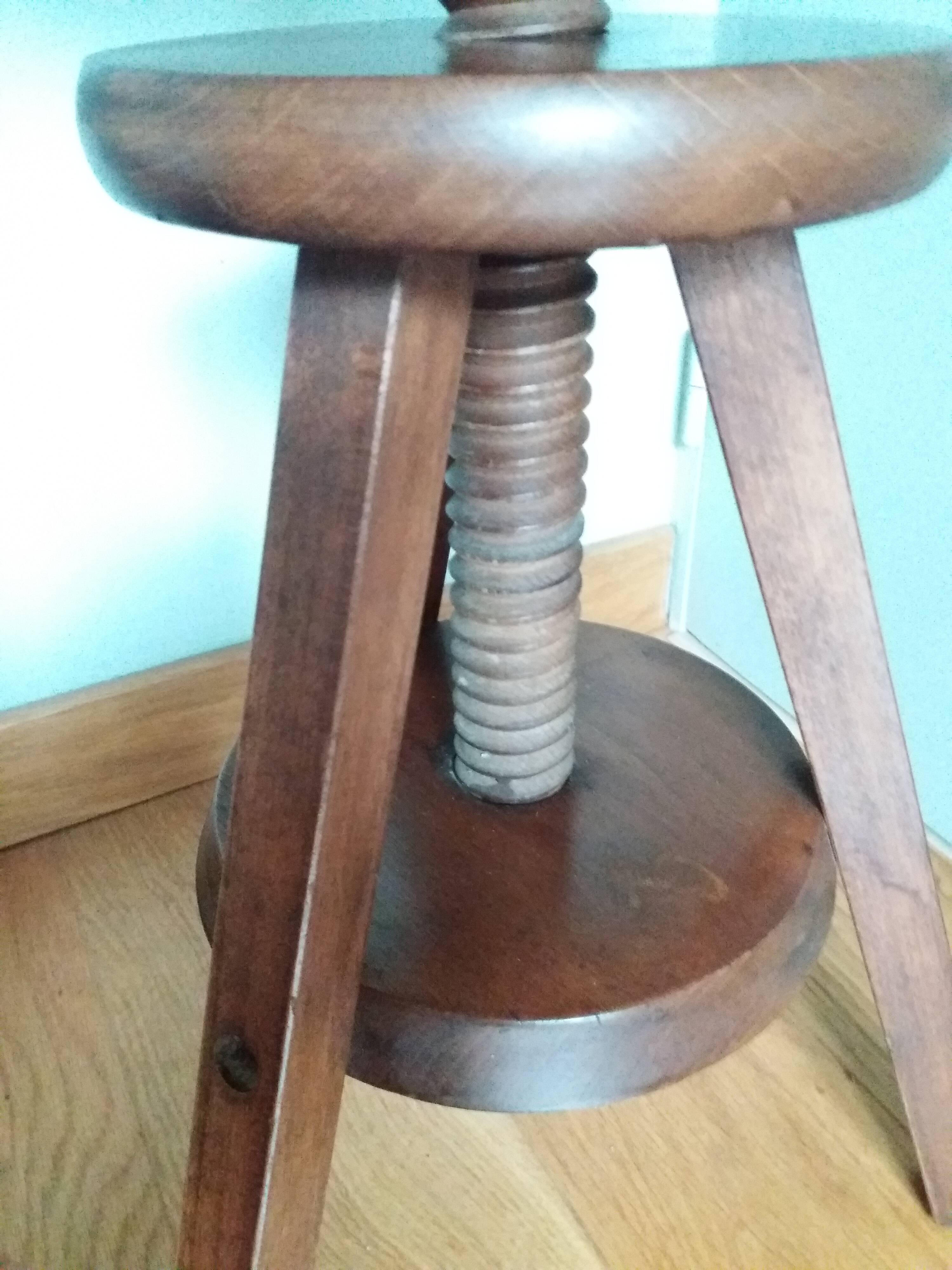Adjustable screw tripod stool