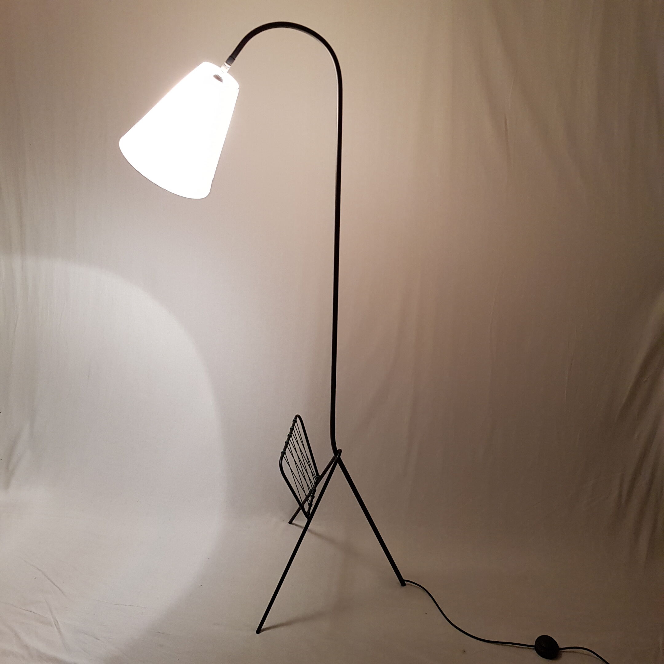 Tripod lamp