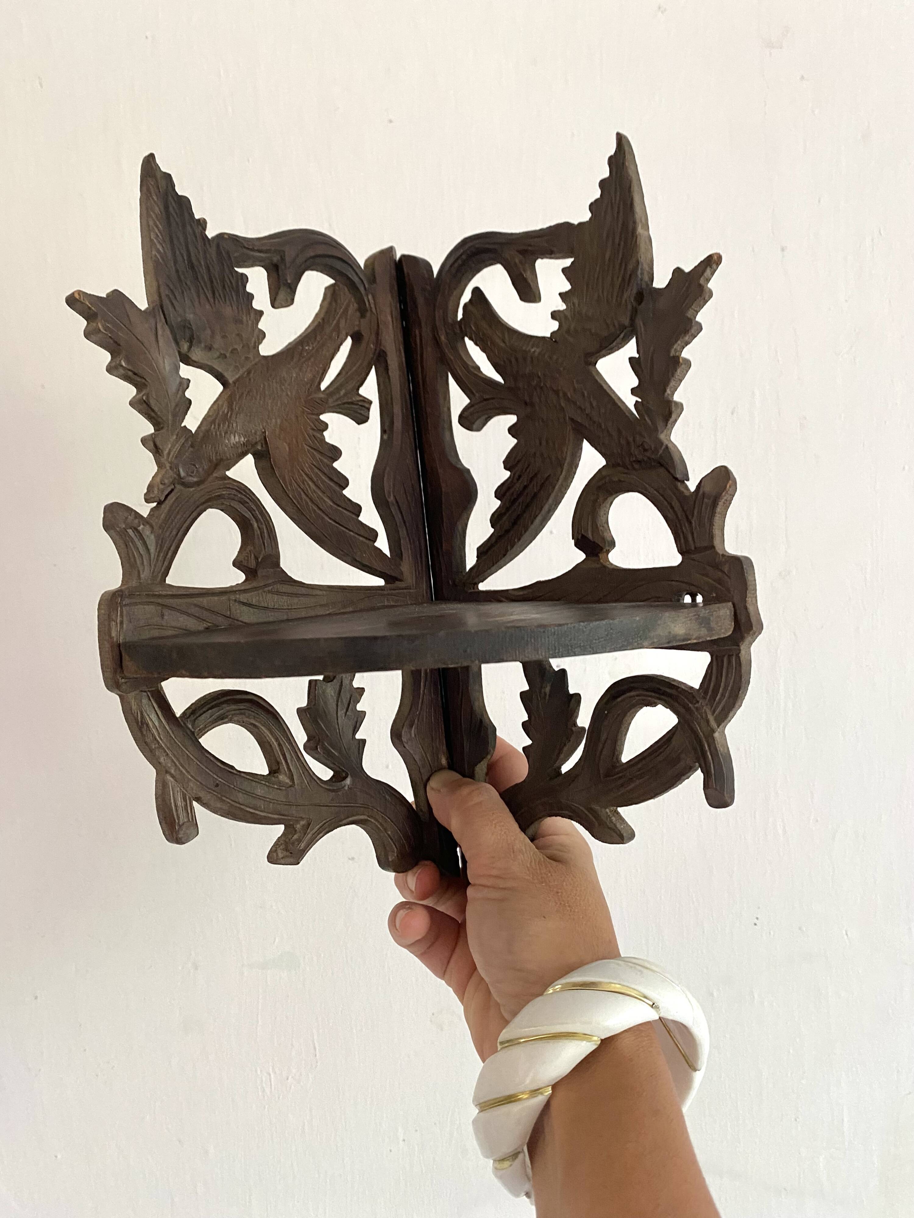 Etagère d'angle ancienne en bois sculpté oiseaux XIXe