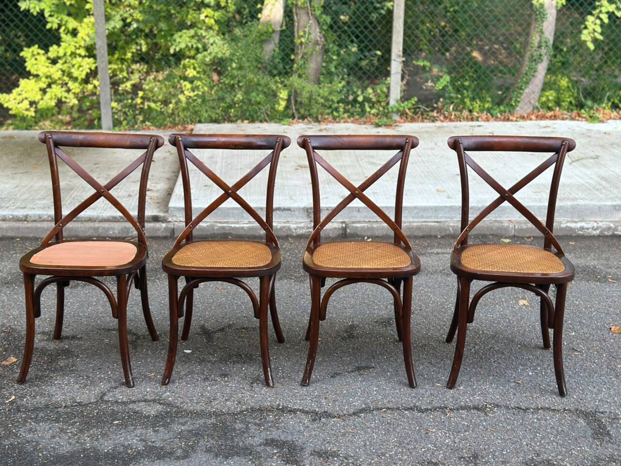 4 bistro chairs with curved wooden backs and cross braces / Crossback
