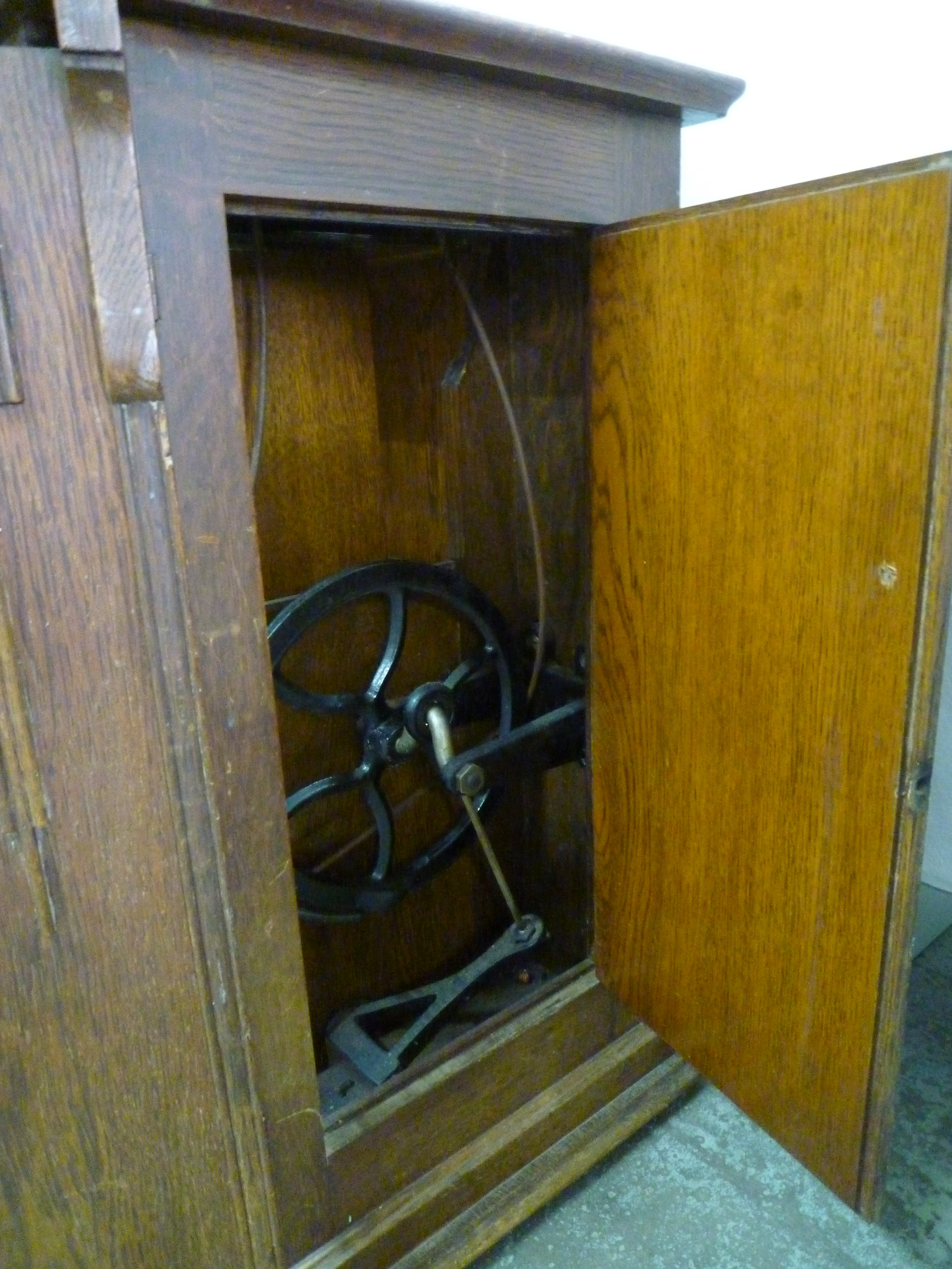 Machine sewing art déco