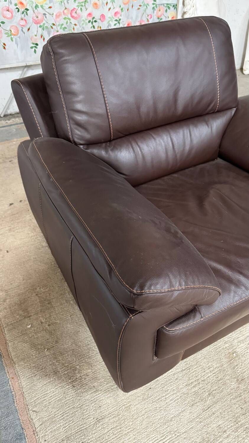 Fauteuil moderne en cuir marron