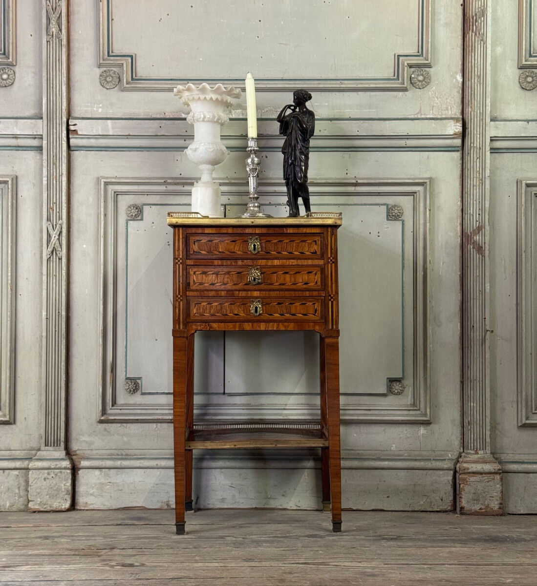 Table d’appoint ou chiffonnière Louis XVI en bois de plaquage, galerie de laiton, fin du XVIIIè