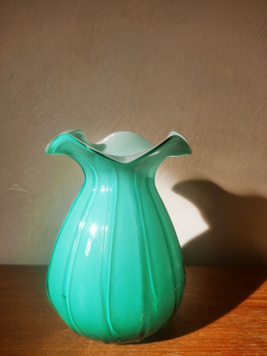 Vase corolle en opaline italienne vert amande