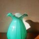 Vase corolle en opaline italienne vert amande