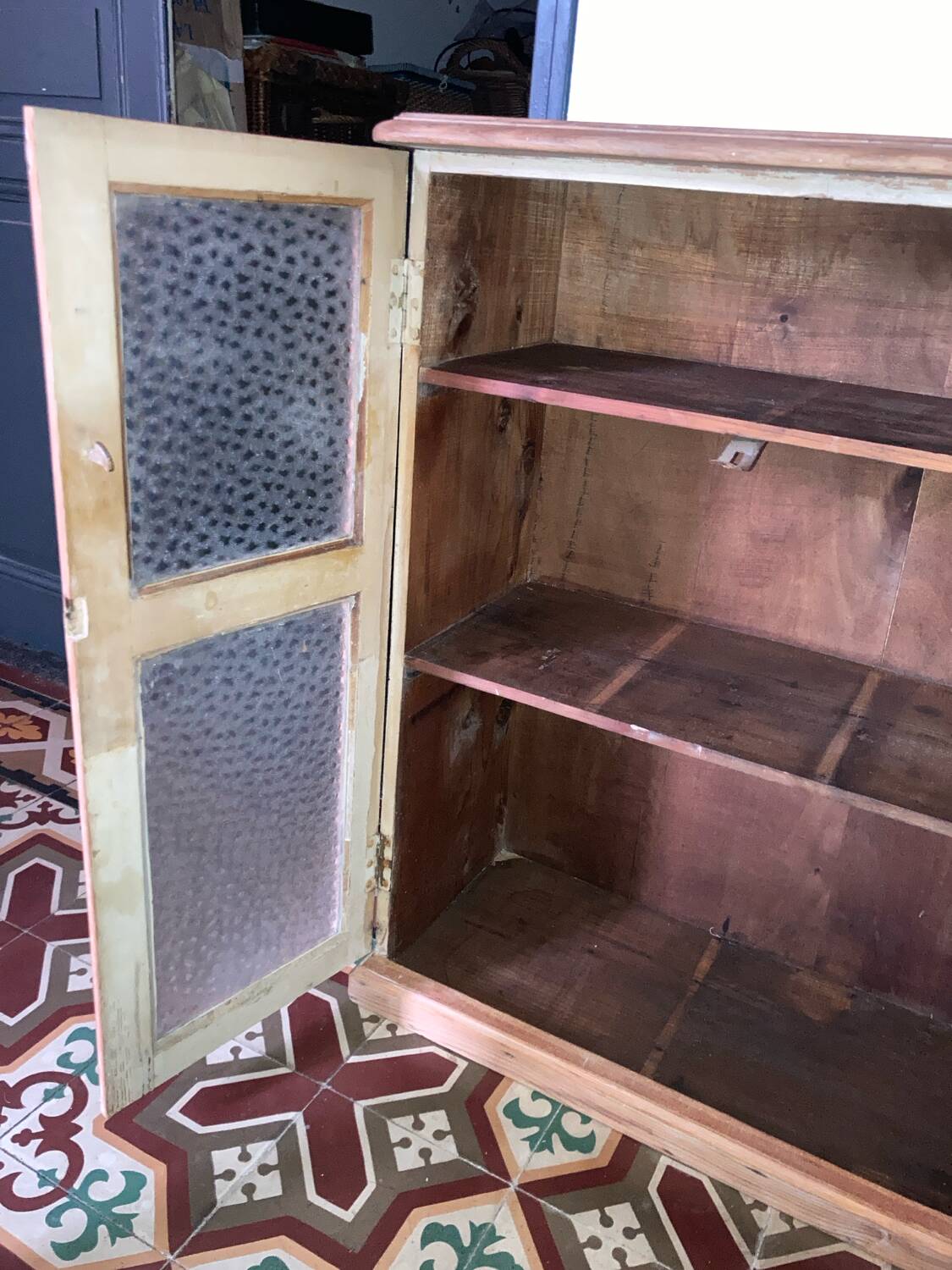 Petite armoire ancienne