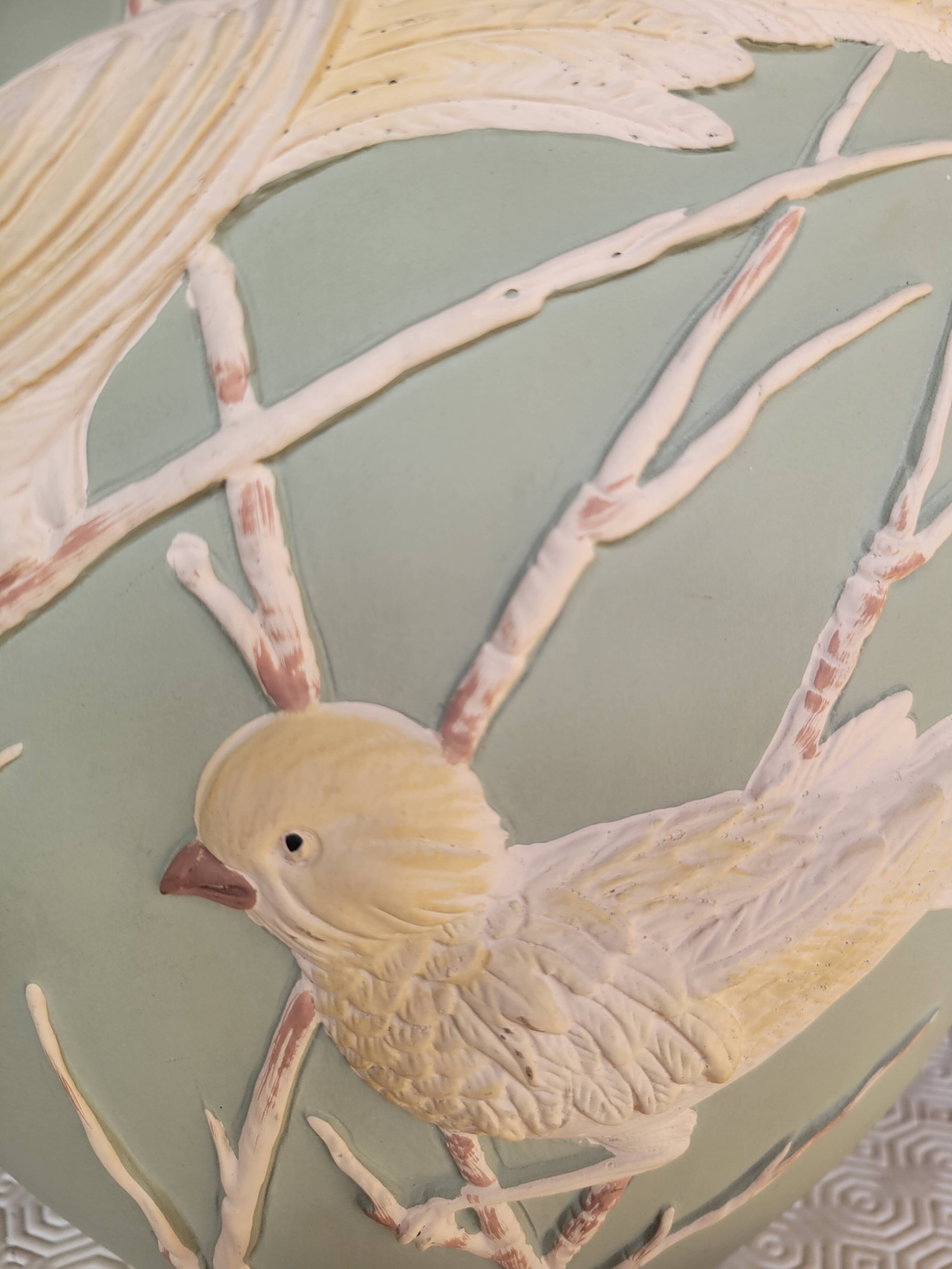 Matt green table lamp and birds in relief