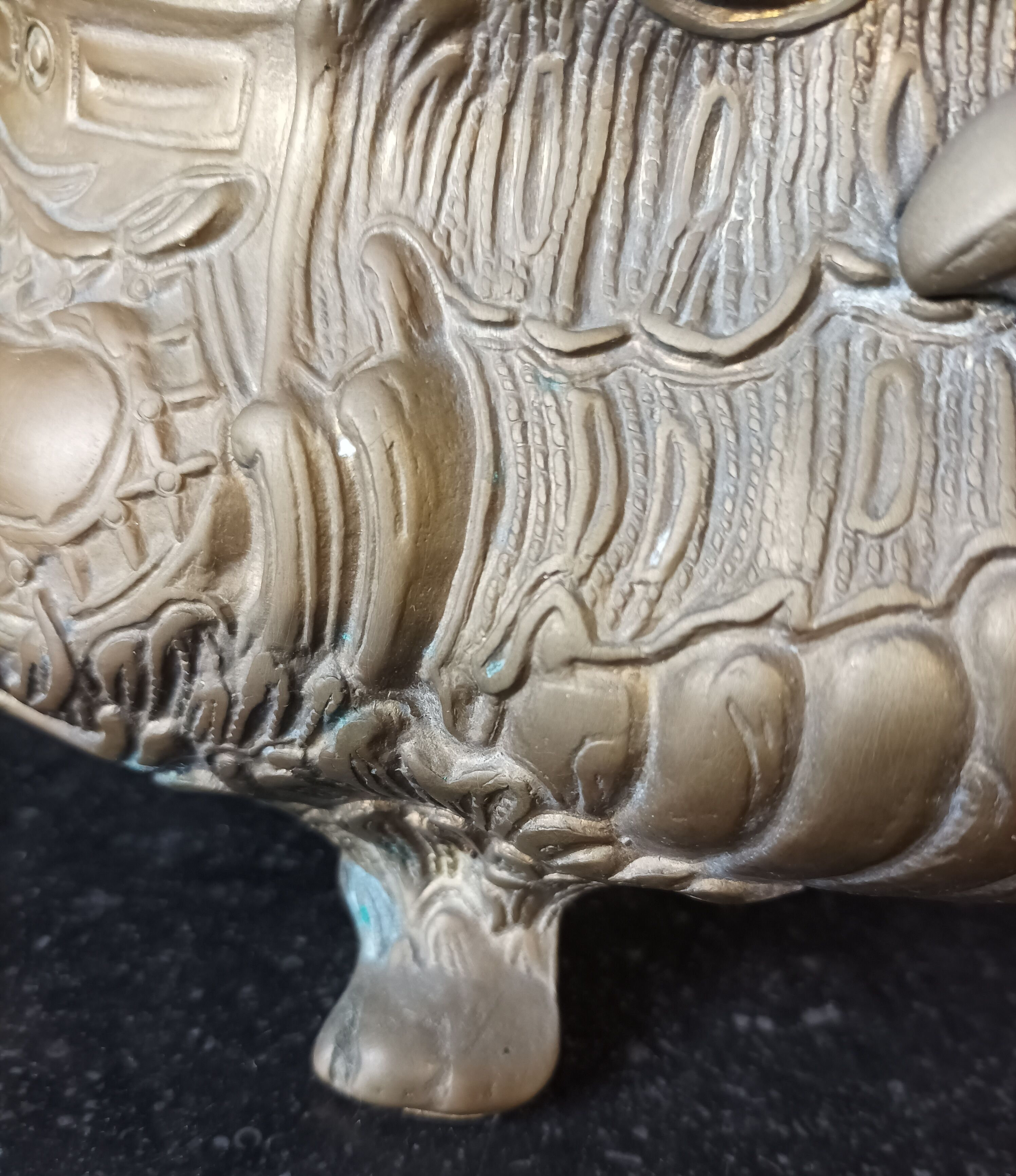 Planter in bronze rockery style