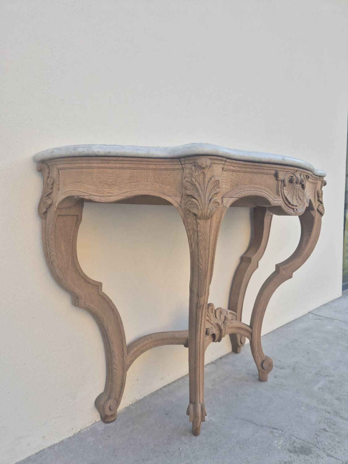 Louis XV curved console in solid oak, 18th century, decorated