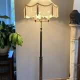 Lampadaire Art Déco époque début XXe en laiton massif, abat jour chapiteau