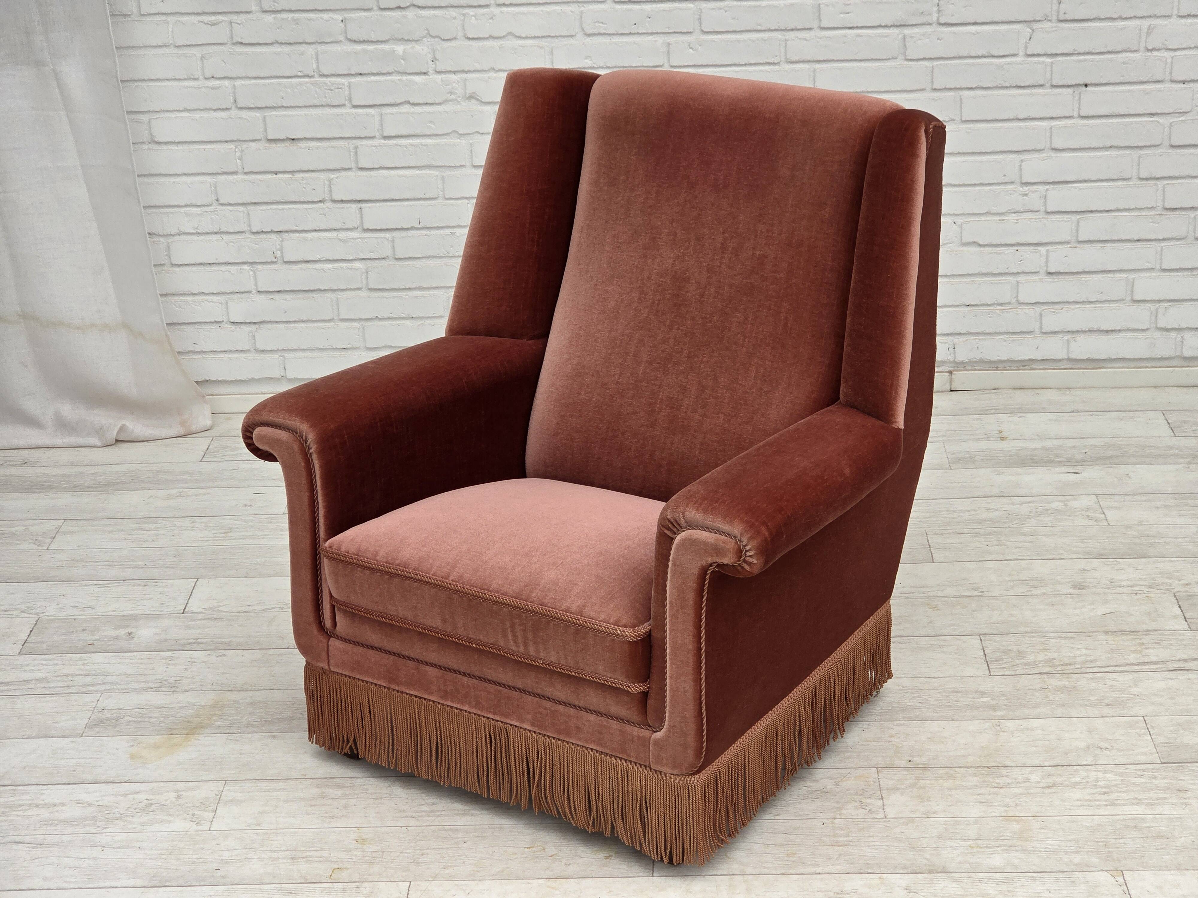 Fauteuil danois à dossier haut, années 1970, velours d'ameublement rose saumon, bois de hêtre.