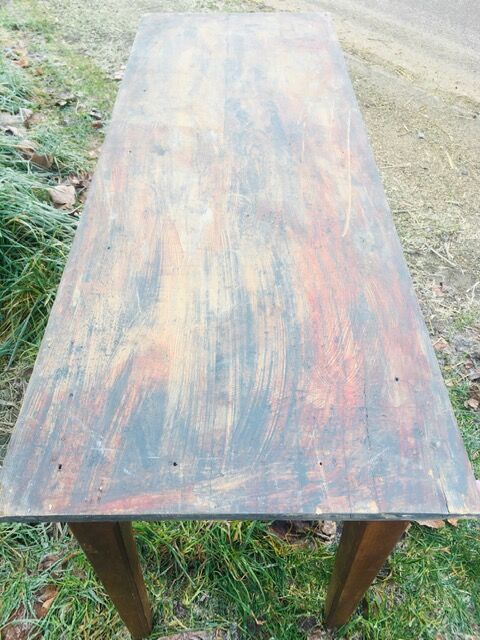 Pretty narrow table in pretty pattine 1900s in walnut trees