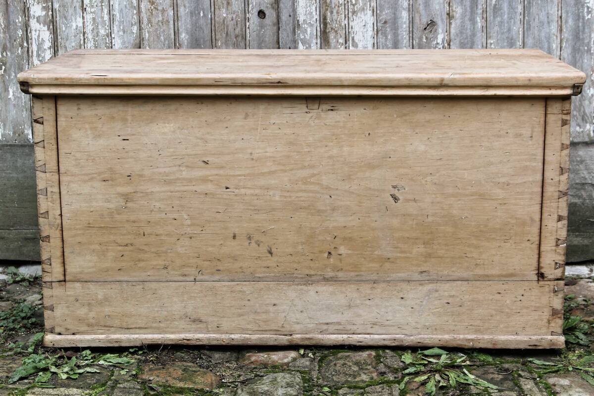 Old wooden chest, dovetail assembly