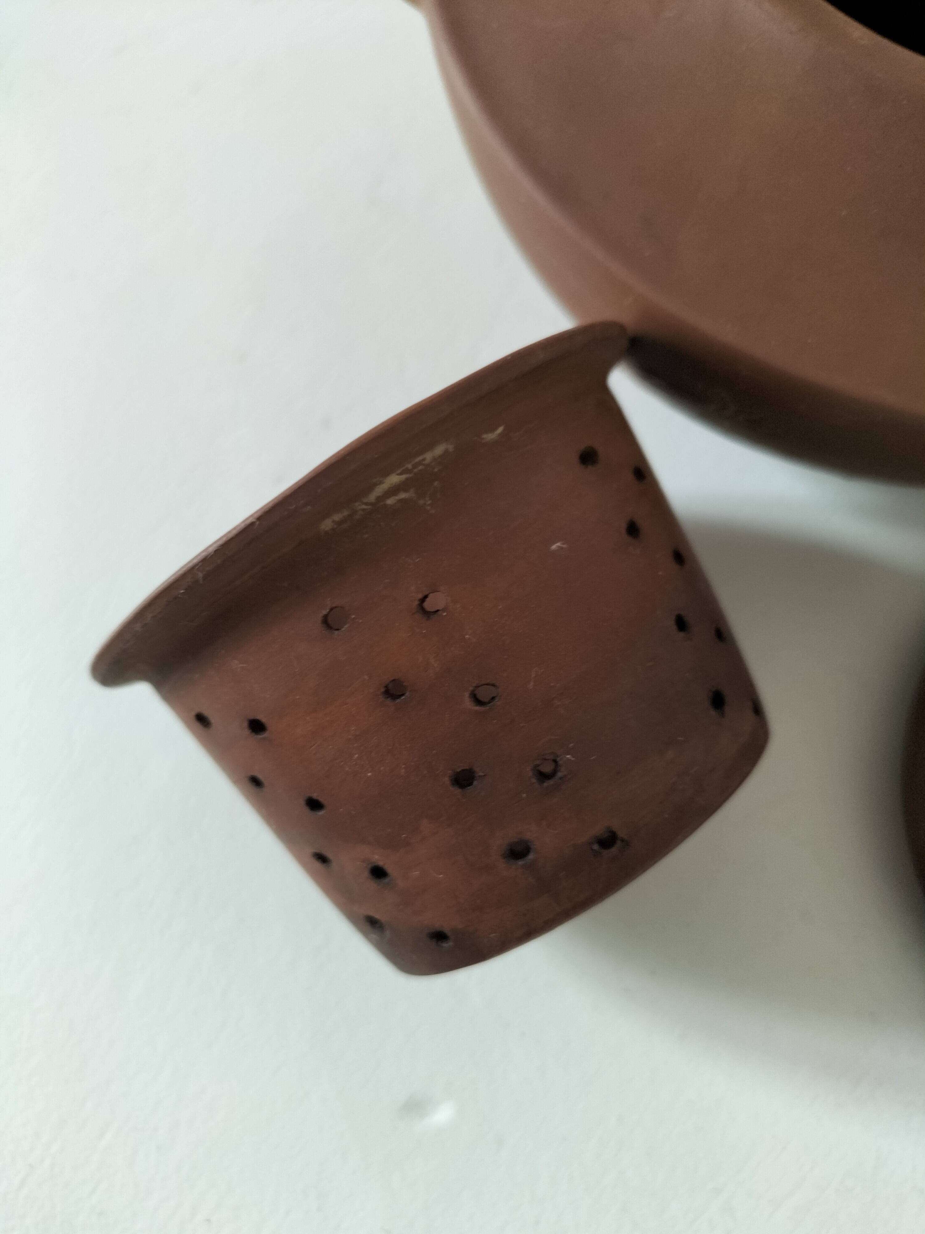 Japanese teapot in red clay engraved with integrated filter.