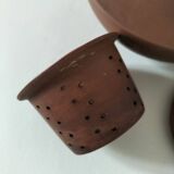 Japanese teapot in red clay engraved with integrated filter.