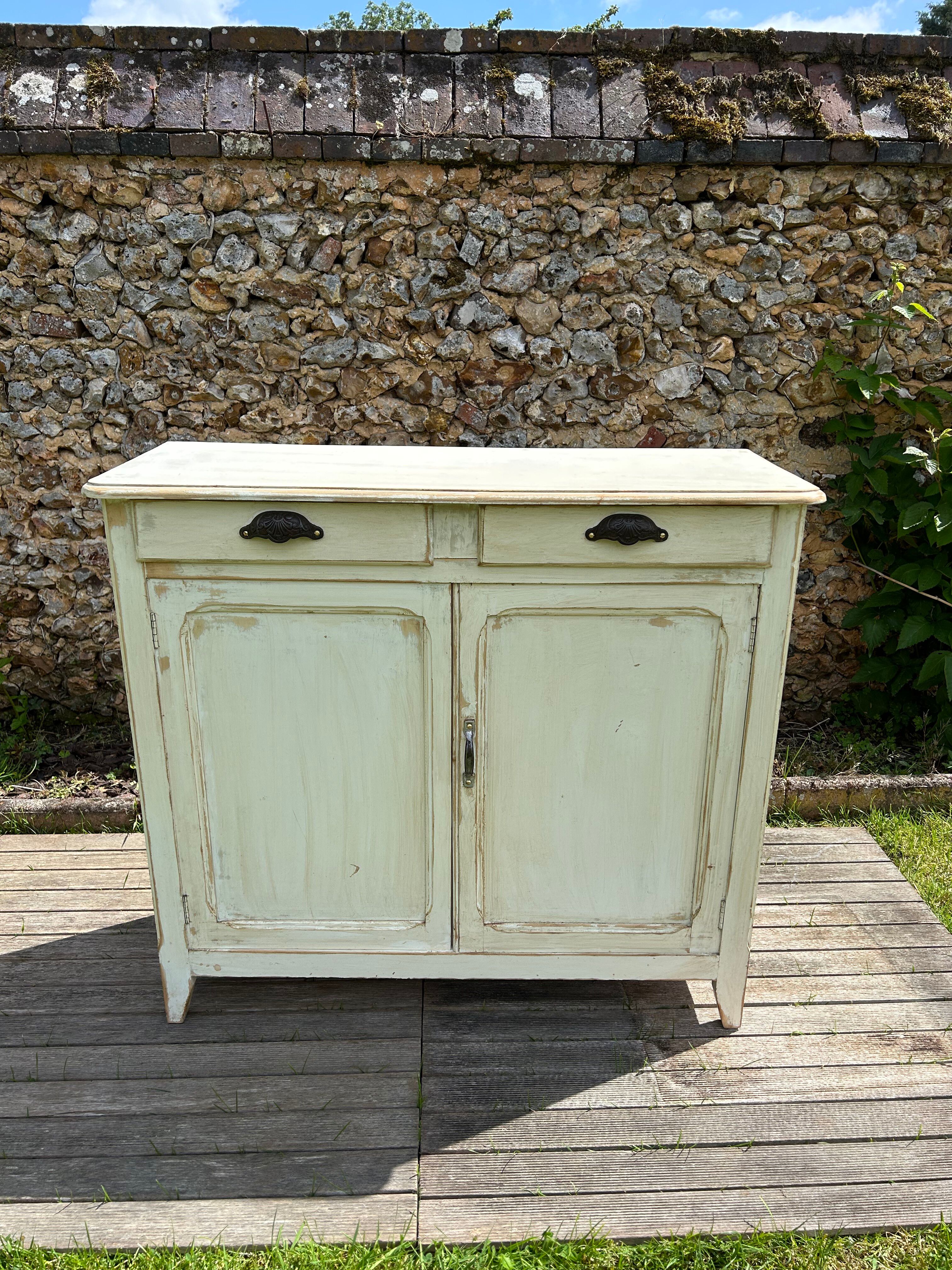 Buffet parisien vintage patine blanche