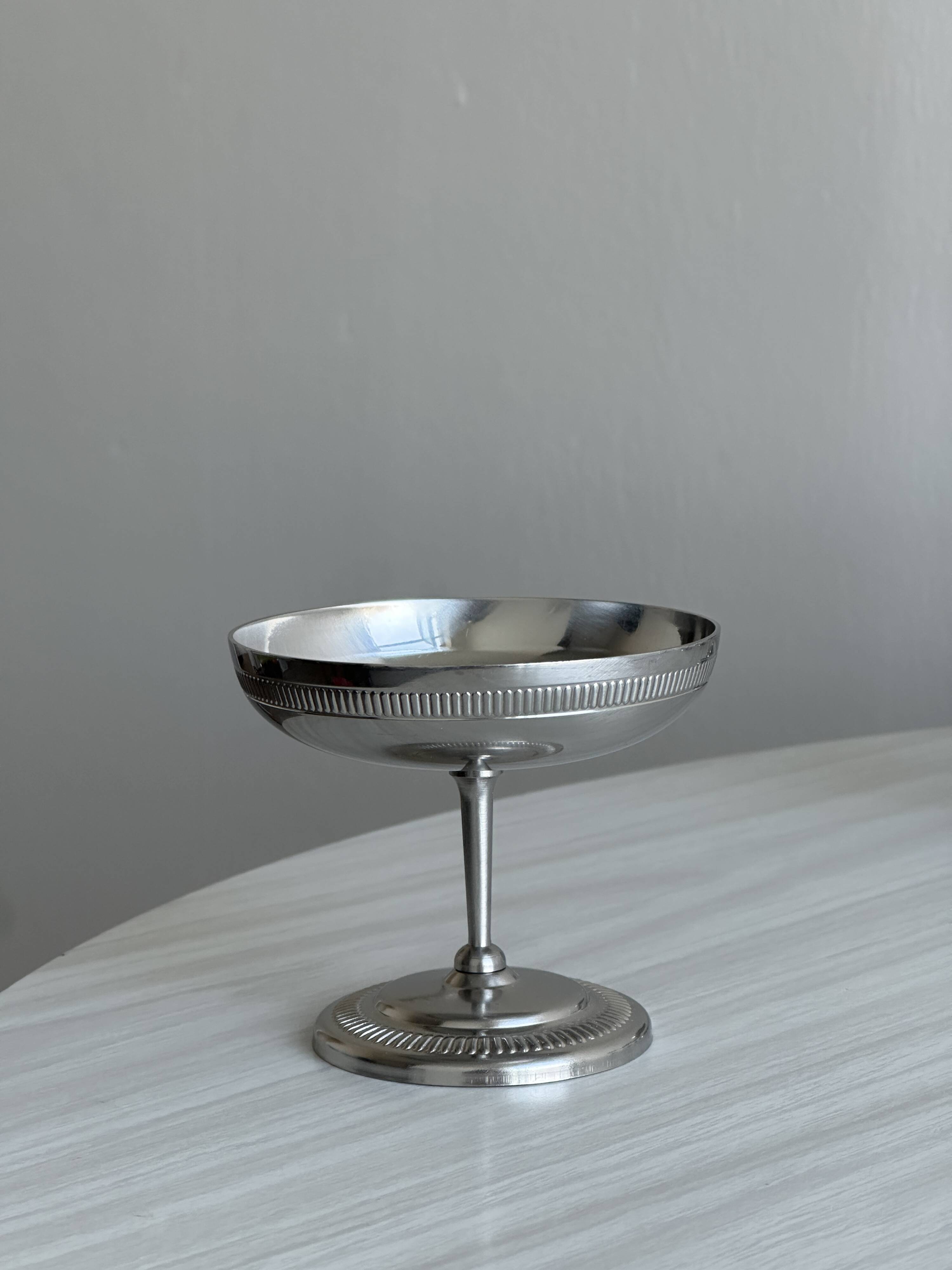 8 coupelles sur pied en inox