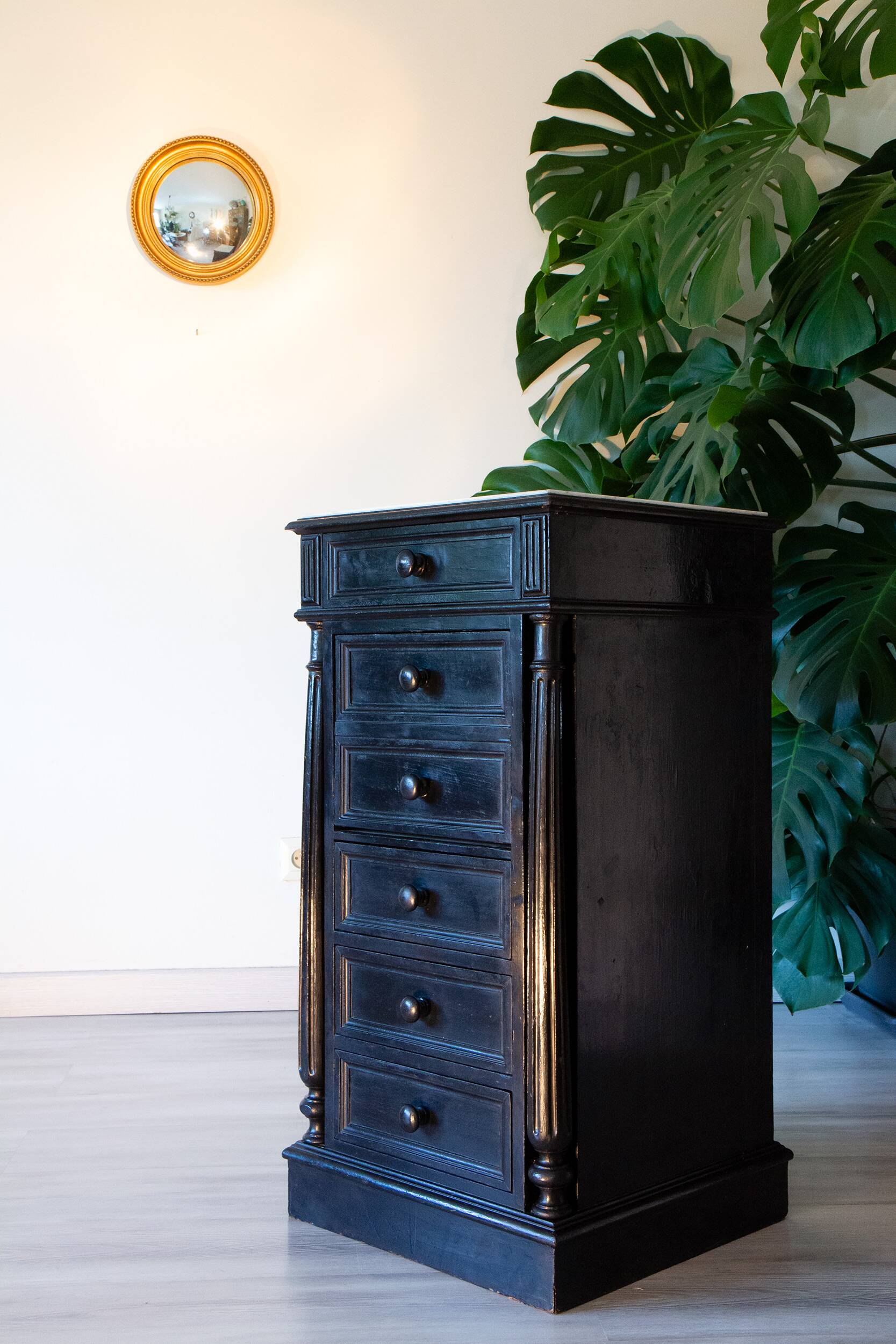 Chiffonnier d'époque Napoléon III, bois noirci et marbre blanc