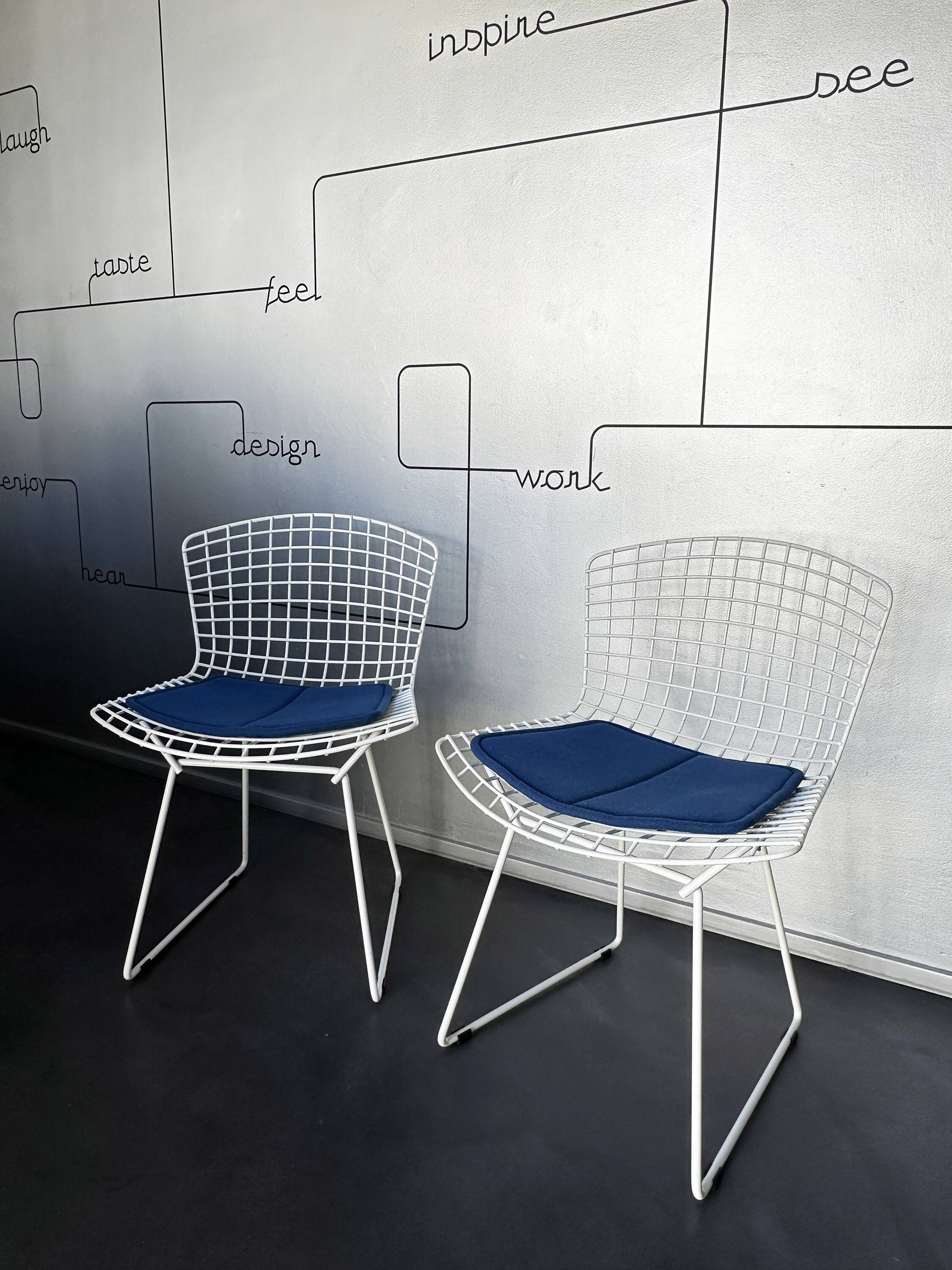 Pair of dining chairs 420 by Harry Bertoia for Knoll International, 1970s.
