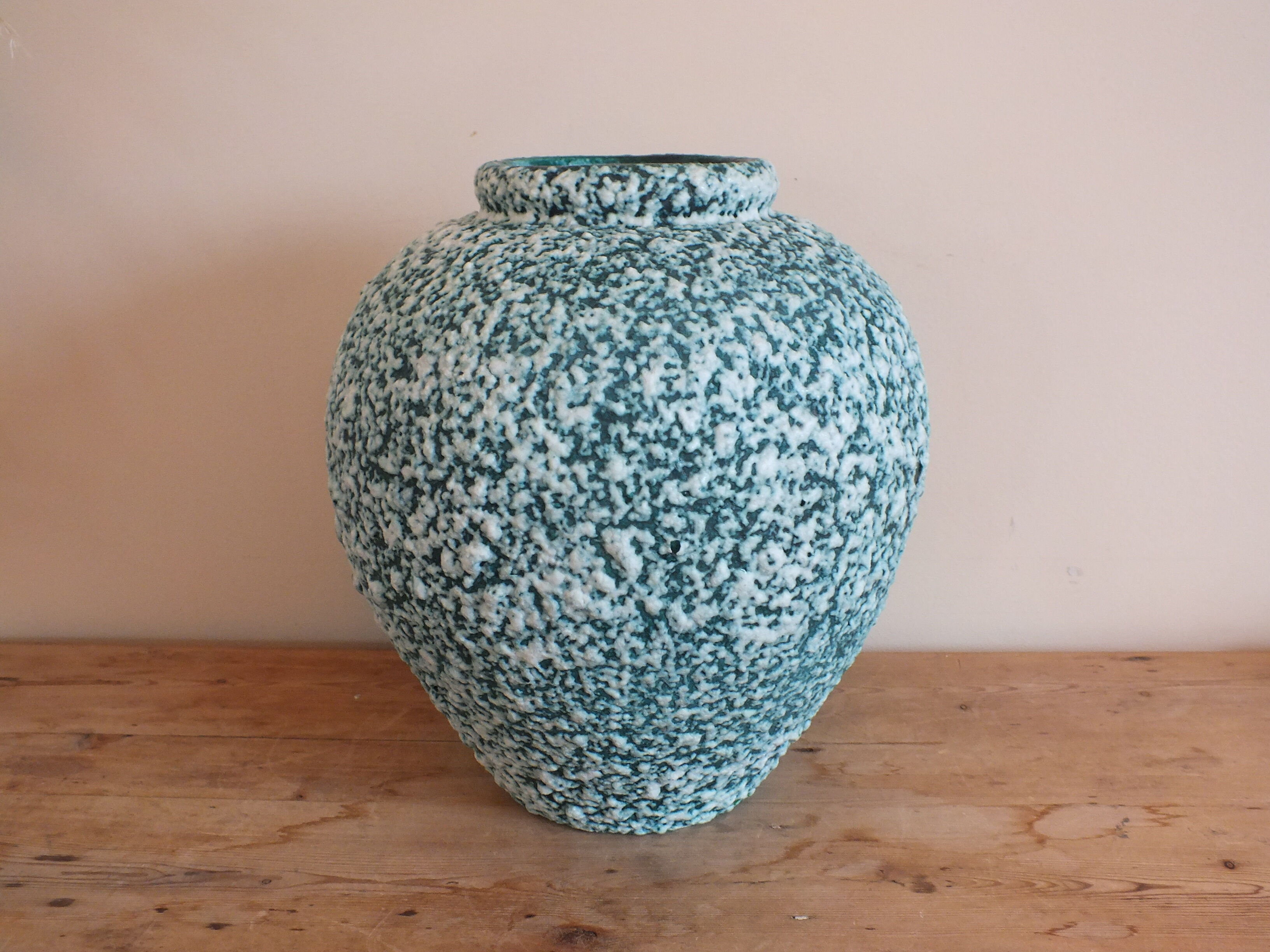 Green vase decorated with white enamels Cérart Monaco