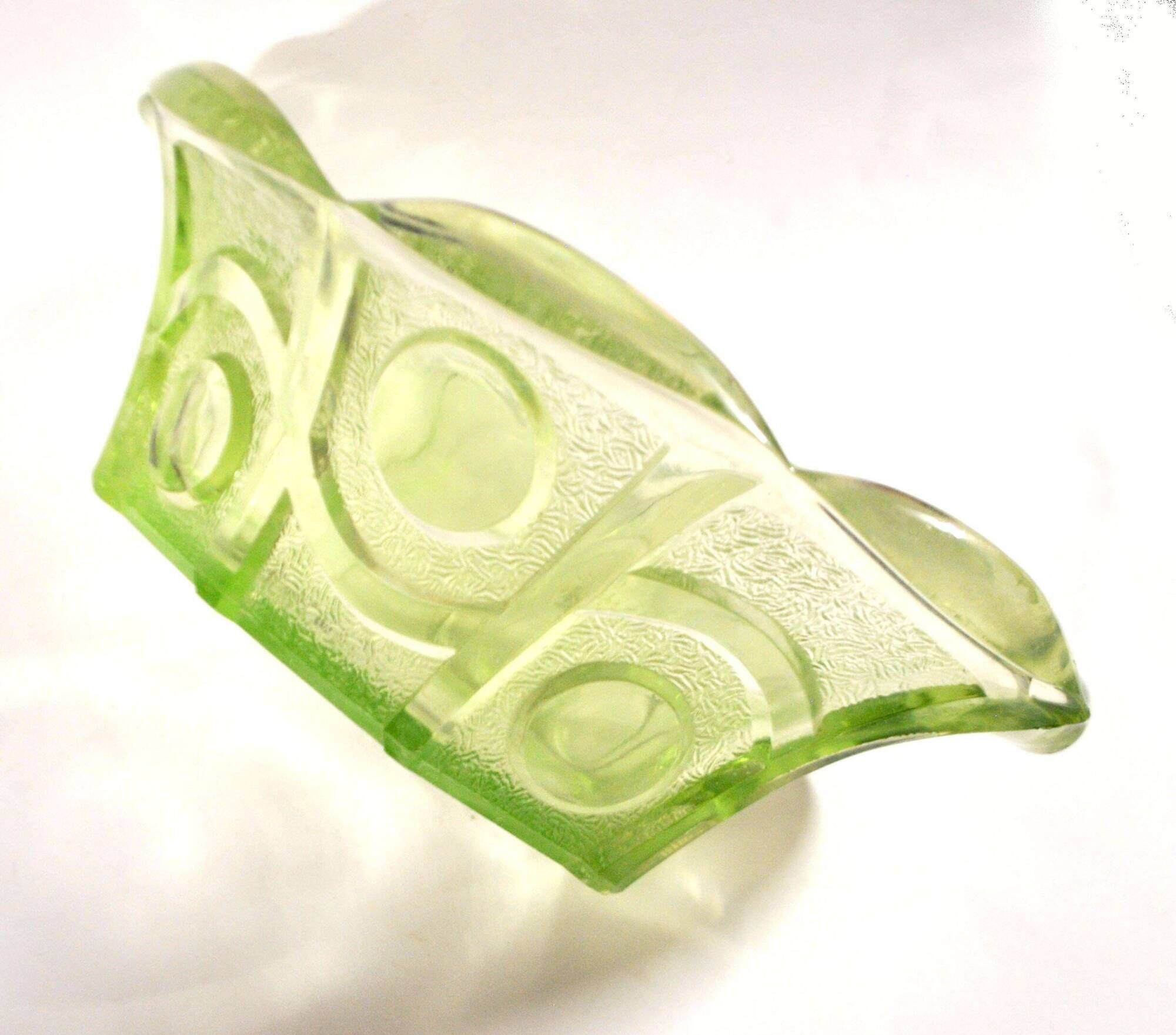 Art Deco oval bowl in green glass – geometric moulded decoration 1920-1930